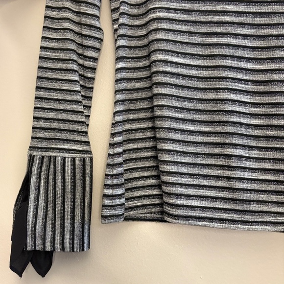 3/$10⚡️Laundry By Shelli Segal Black & Silver Bell Sleeve Turtleneck w Cutout - Picture 14 of 16